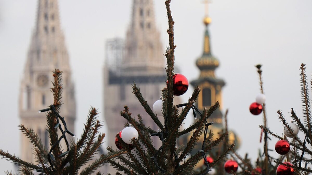 christmas-trees-6889837_1280